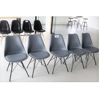 5 design stoelen, grijze pvc kuip en grijze skai zitting
